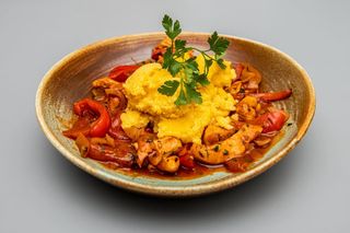 Pui la tigaie cu mămăliguţă şi mujdei