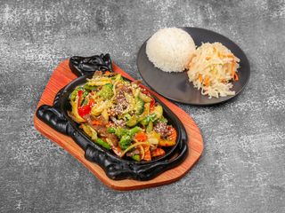 Kurczak na gorącym półmisku