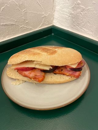 Mollete de lomo con tomate y queso (1 ud.)