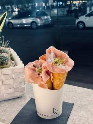 Panzerotto mortadella, stracciatella e granella di pistacchio