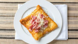 Langoș cu șuncă și cașcaval