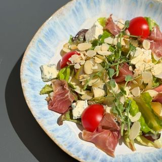 Салат з хамоном, Дорблю та грушею (200 г)