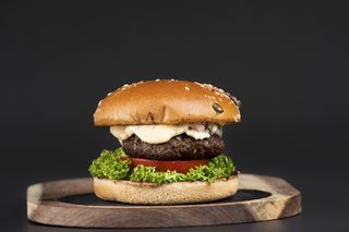 Burger Garrison cu cartofi Wedges 