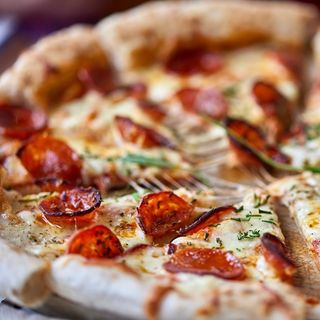 PIZZA FRANKFURT (33 Cm.)