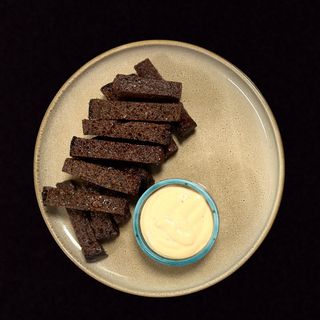 Сухарики з бородинського хліба з соусом спайсі