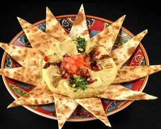 Hummus cu muguri de pin