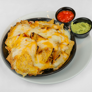 NACHOS con salsa ranchera y guacamole