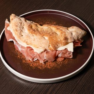 Panino crudo e mozzarella