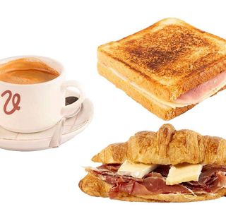 Café/ infusión con sándwich mixto o croissant relleno