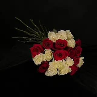 Ramo Bicolor de 21 Rosas Blancas con Rojo