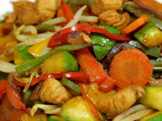 35. Chop-suey de pollo