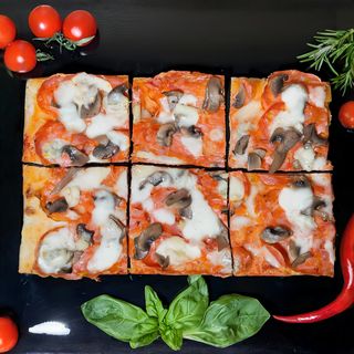 Pizza cu spianata, gorgonzola si ciuperci 30x20cm