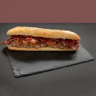 Baguette Carne De Ternera, Bacon, Queso eddam, cebolla y oregano