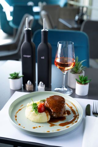 Muschiuleț de vită cu piure de cartofi și sos demi-glace