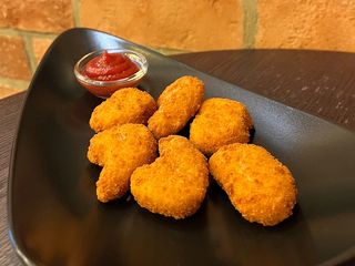Курячі нагетси з кетчупом