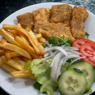 Merluza a la romana, patatas fritas y ensalada