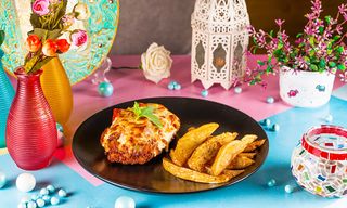 მილანესა ნაპოლიტანა (ქათმის ფილე, მდნარი ყველი, ლორი და სოკო)    