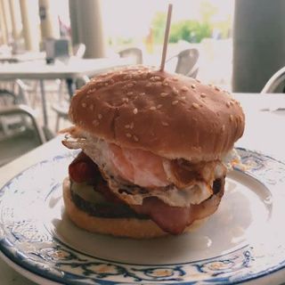 Hamburguesa Con Cebolla Frita, Huevo, Queso Y Bacon (36)