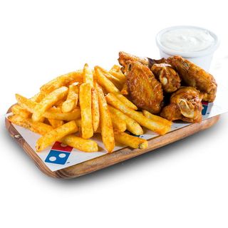 Wings Box z frytkami i sosem czosnkowym