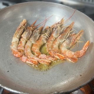 Creveti black tiger in sos de vin, unt si usturoi