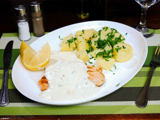 Salmone con gorgonzola-simon cu sos de gorgonzola