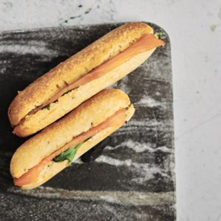 Bocatín de salmón ahumado, aguacate, rúcula, salsa de miel y mostaza (10 unidades)