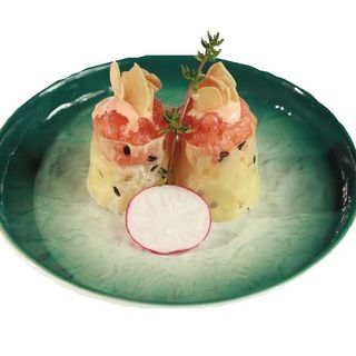 132. Gunkan de salmón picante (2 pzs.)