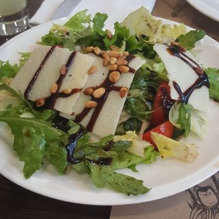 Salata sa hrskavom piletinom pohovanom u lešniku 