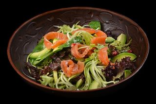 Салат зі слабосолоним лососем (250г)