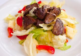 Salata caldă cu ficat de pui și ananas