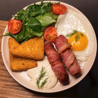 Сніданок з хешбраунами та сосисками