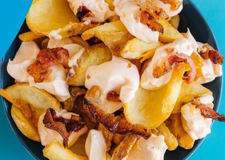 Patate fritte, cheddar e bacon