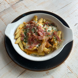 PATATAS FRITA QUESO Y BACON 