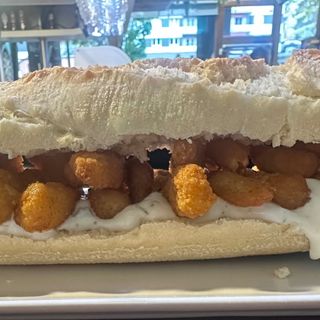 51. Bocadillo de calamares con ali-oli