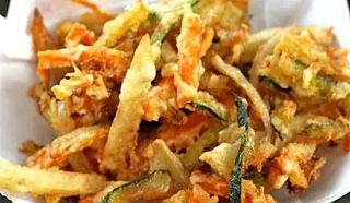 Verdure pastellate fritte Zucchine, carote, melanzane, cipolle fritte