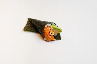 182.Temaki de salmón (1 pza.)
