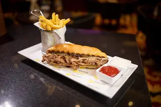 Phillycheese steak sa pomfritom, kečapom i majonezom