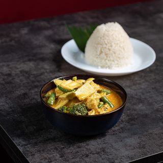 Curry po tajsku z warzywami i bambusem z kaczką