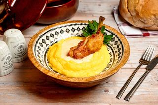 Pui la capac cu usturoi și mămăliguță