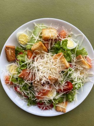 Салат цезар з лососем