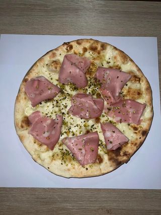 Pizza pesto mortadela