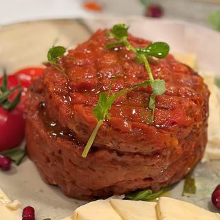 Tatar biftek  serviran sa prepečenim tostom