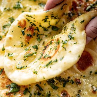 CHEESE AND GARLIC NAAN(BREAD)