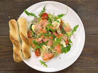 Sałatka łosoś z jajem