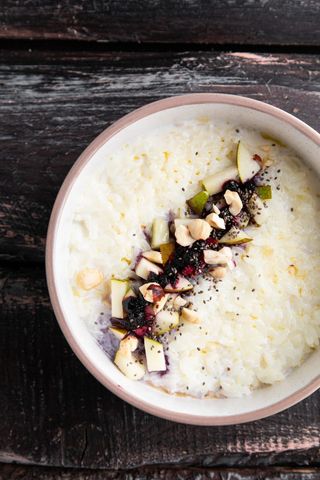 Каша с бананами, ягодами, тыквенными семечками и малиновым соусом