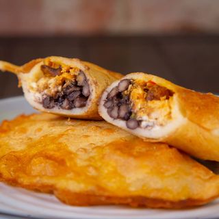 PABELLON ORIENTAL: Cazon + Alubias Negras + Queso Blanco + Platano Maduro Macho