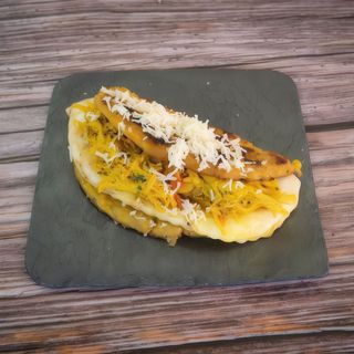 Cachapa De Queso De Mano Y Pollo Guisado.