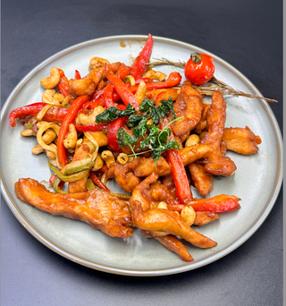 Пилешки късчета със сотирани зеленчуци, кашу   (400г)