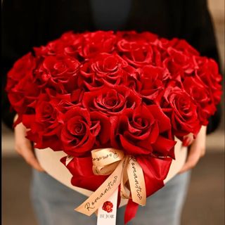 Cutie inima cu trandafiri rosii pentru o aniversare de 18 ani