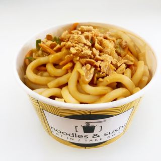 Ban mian noodles con arachidi